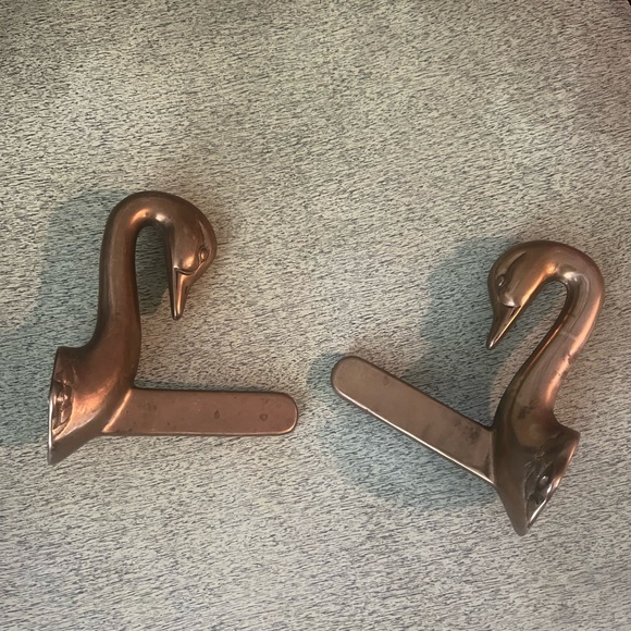 Gorgeous vintage brass swan head rack ends - Picture 8 of 8